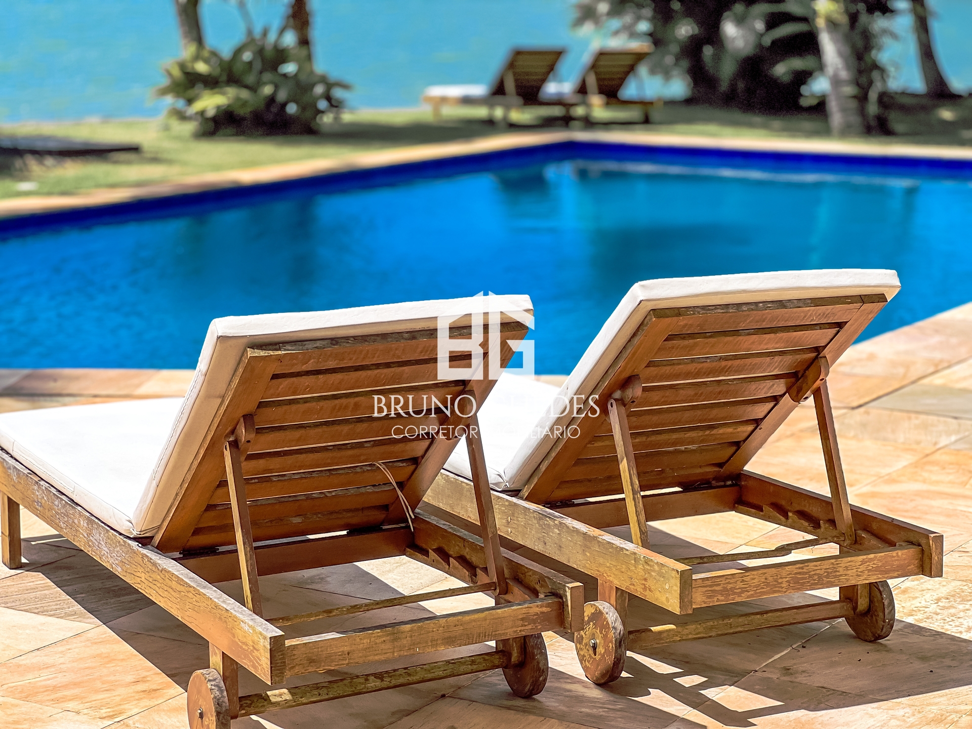 Piscina com vista para o mar em casarão beira mar Paraty