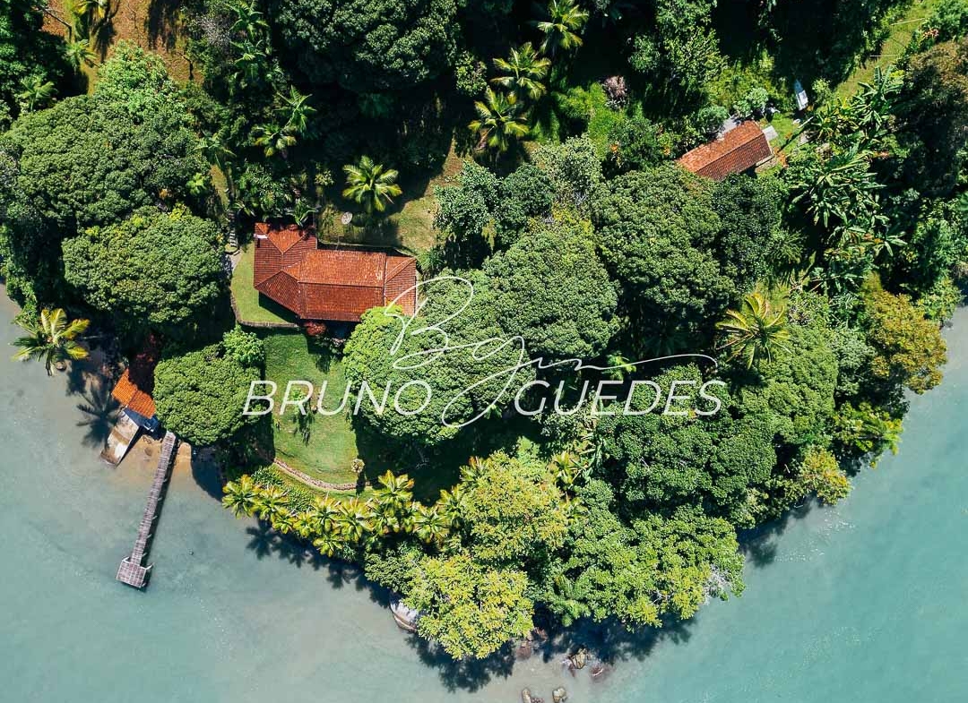 Vista aérea de terreno beira mar em Paraty com múltiplas casas