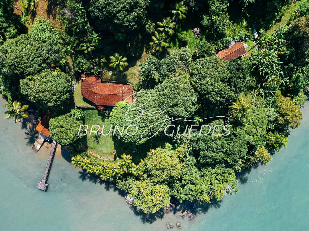Vista aérea de terreno beira mar em Paraty com múltiplas casas