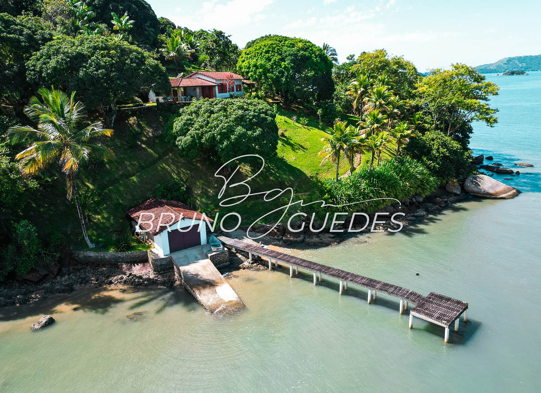 Casas beira mar em Paraty com terreno de 77.000 m²
