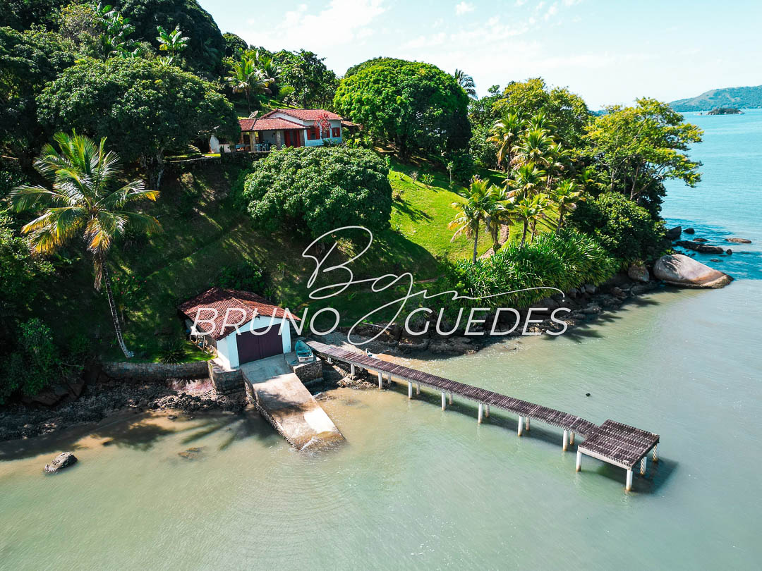 Casas beira mar em Paraty com terreno de 77.000 m²
