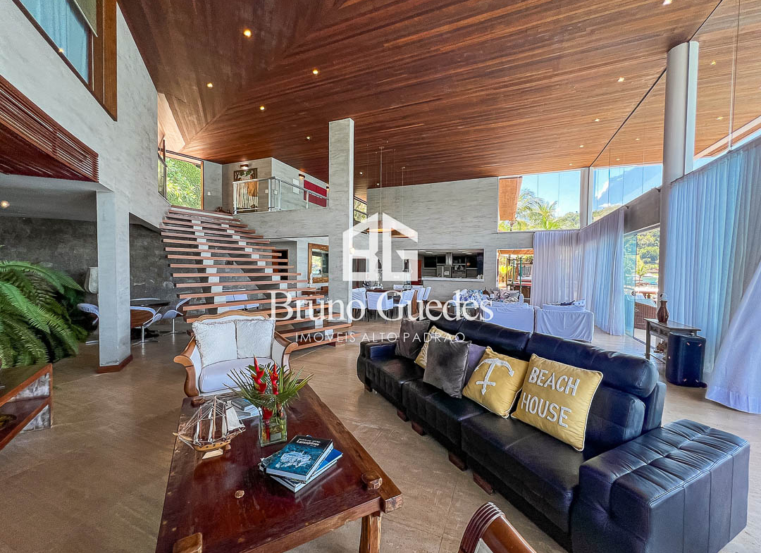 Sala com pé-direito duplo em mansão de luxo em Angra