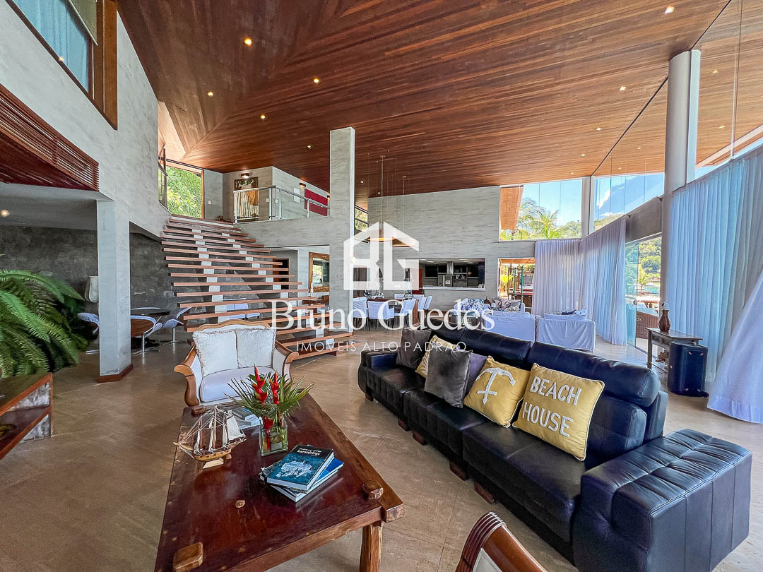 Sala com pé-direito duplo em mansão de luxo em Angra