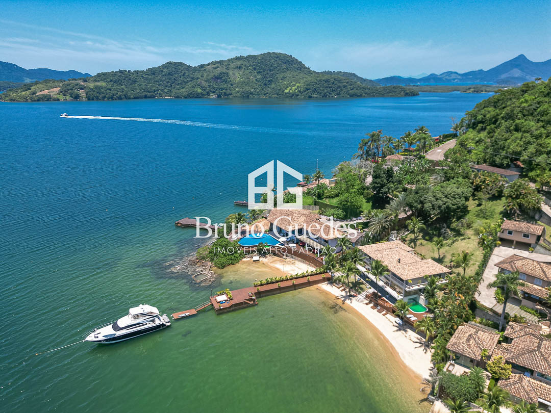 Píer privativo para barcos em mansão frente mar em Angra