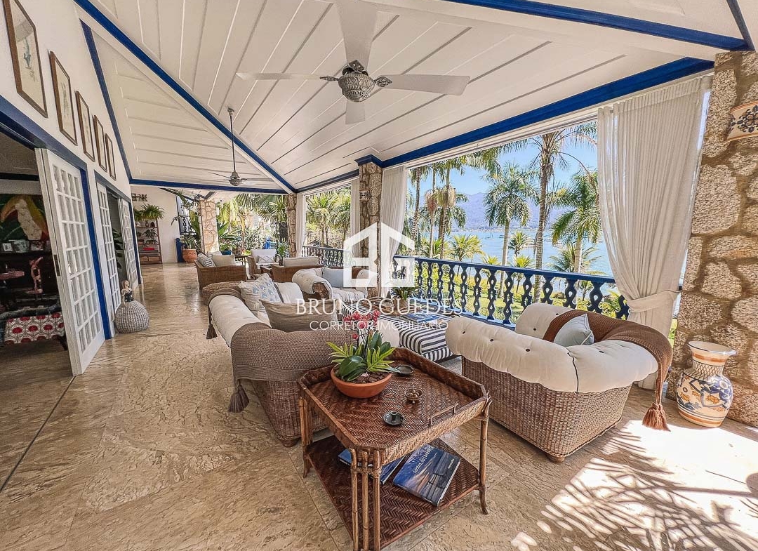 Sala de estar em mansão de alto padrão frente mar Paraty