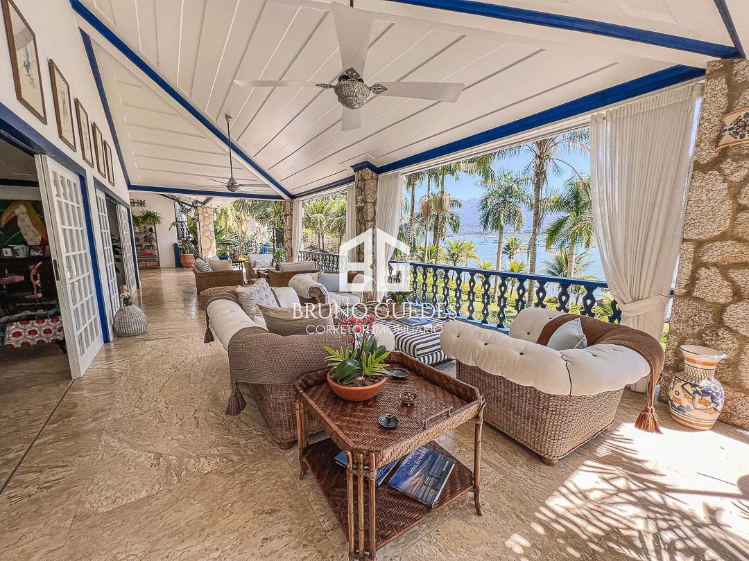 Sala de estar em mansão de alto padrão frente mar Paraty