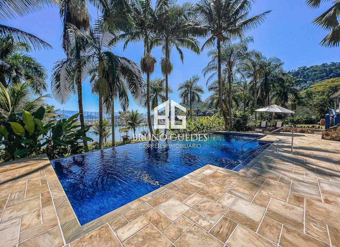 Piscina e lounge em mansão frente mar Paraty