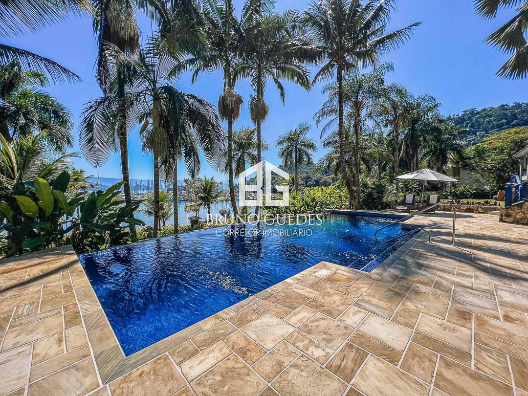 Piscina e lounge em mansão frente mar Paraty