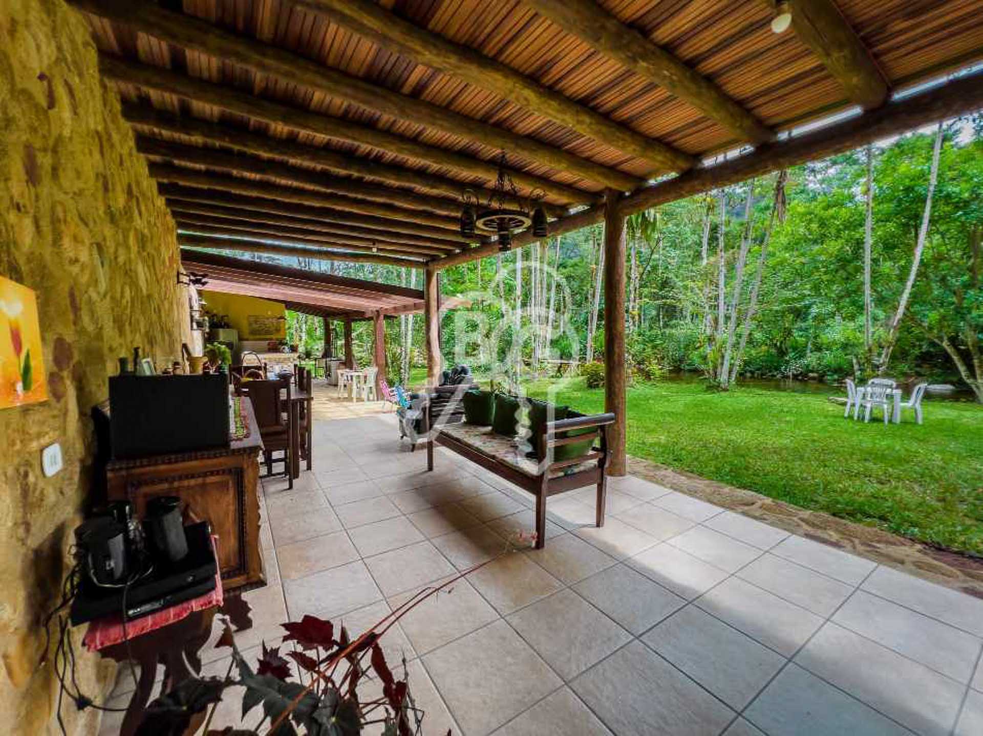 varanda com vista cachoeira paraty