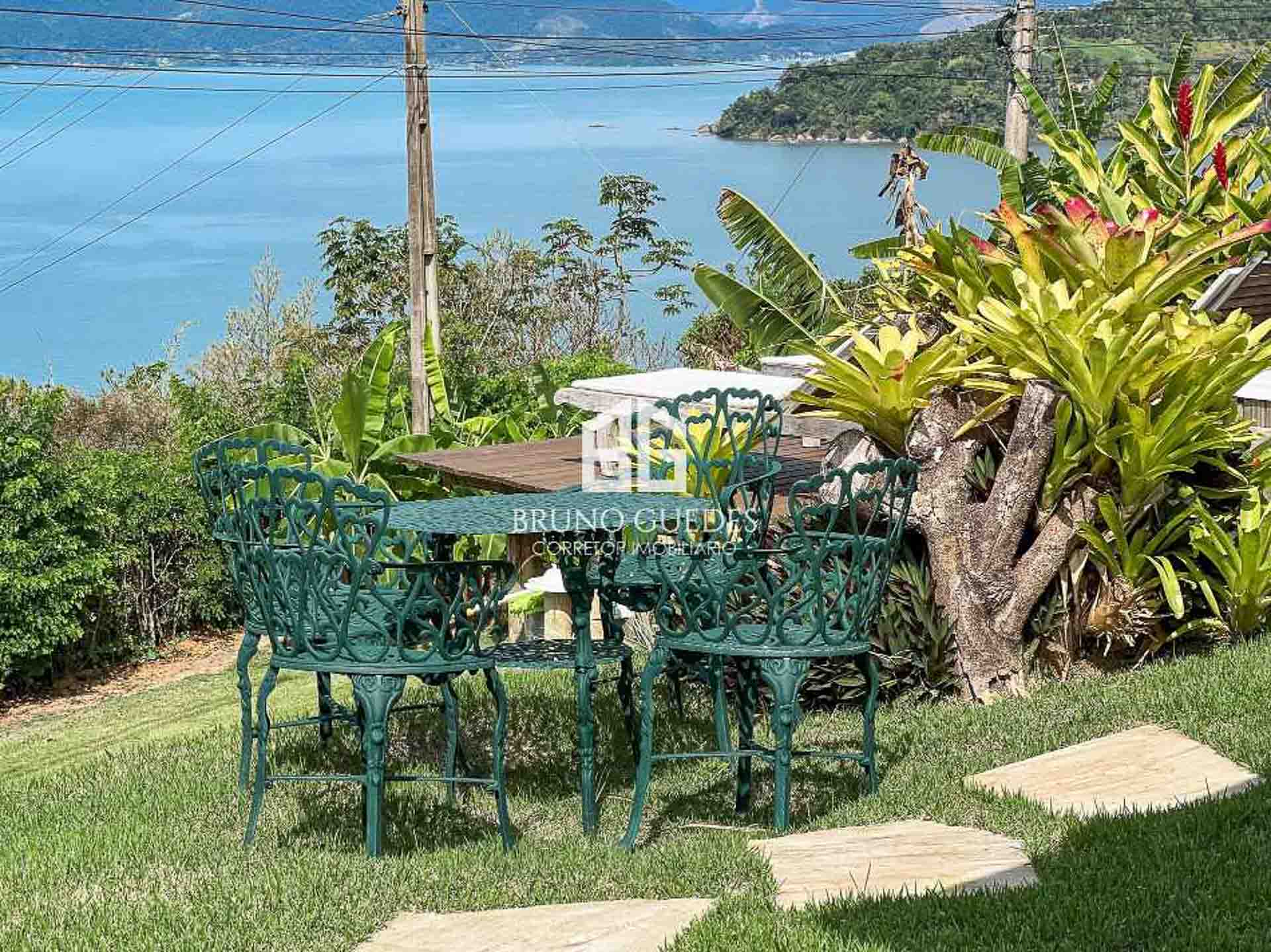 varanda com vista baía de paraty