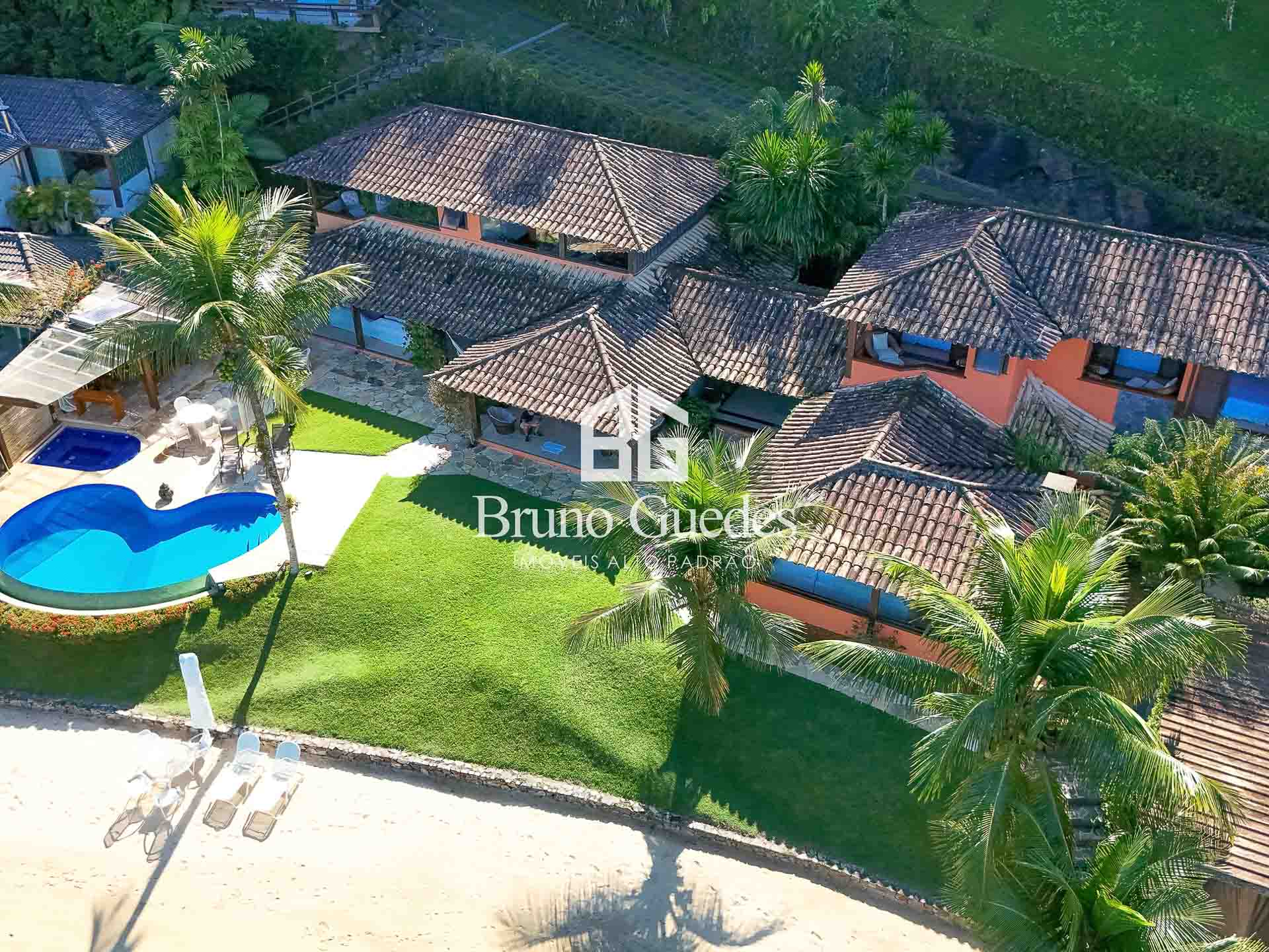Piscina borda infinita em casa de luxo em Caierinhas