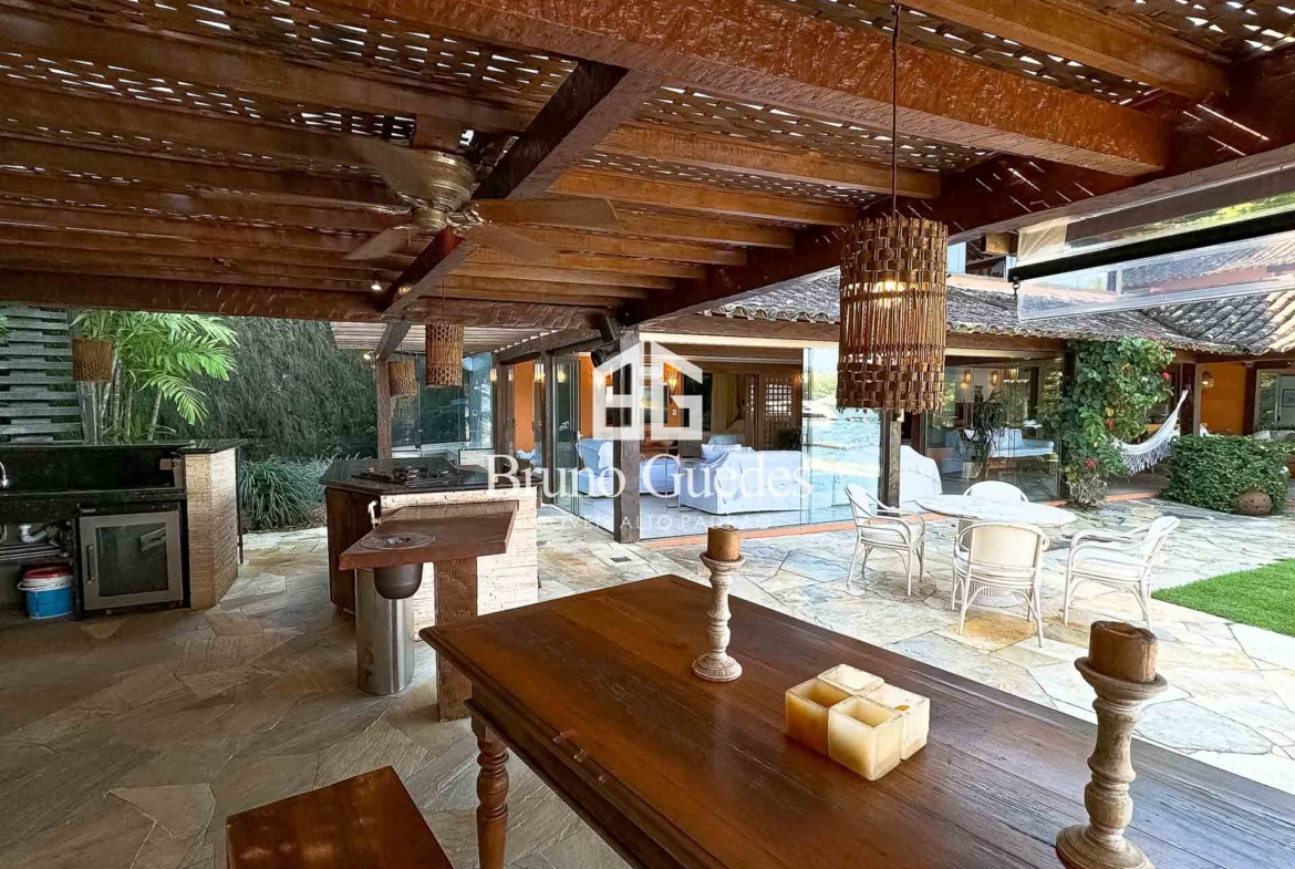 Área gourmet com churrasqueira em casa luxo Caierinhas Angra