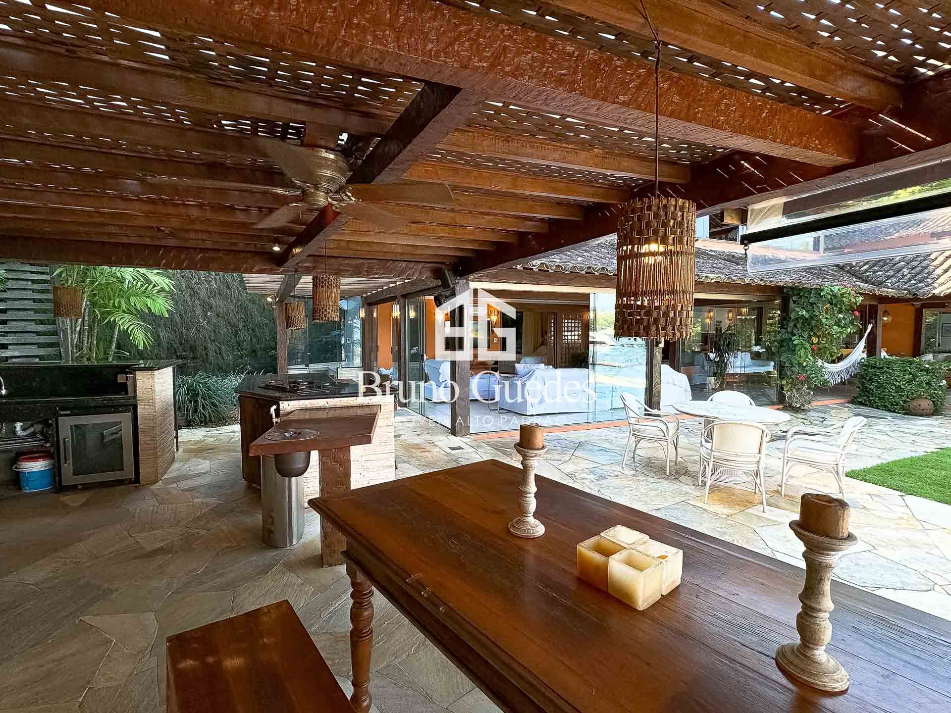 Área gourmet com churrasqueira em casa luxo Caierinhas Angra