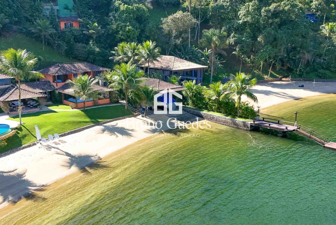 Imóvel beira mar no condomínio Caierinhas em Angra dos Reis