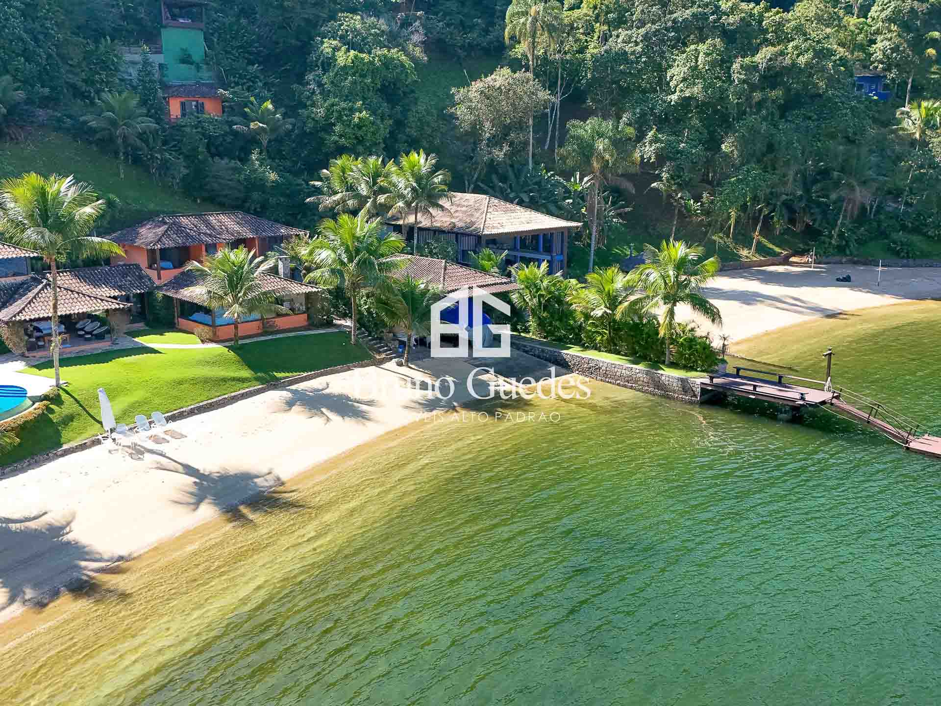 Imóvel beira mar no condomínio Caierinhas em Angra dos Reis