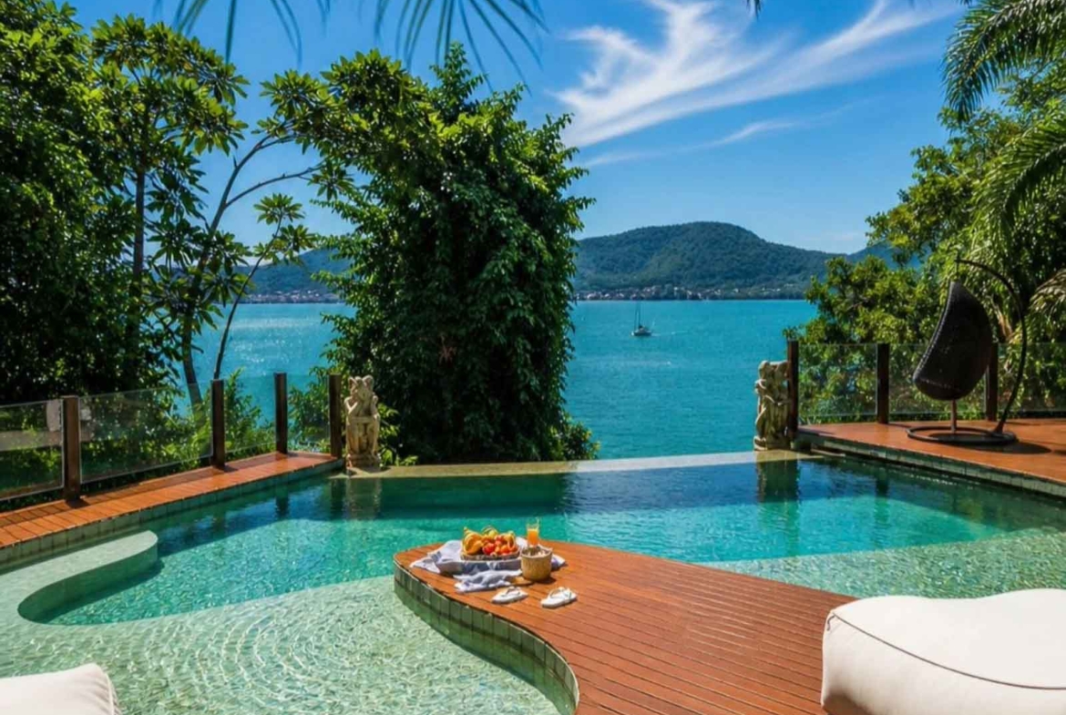 piscina infinita pedra hijau paraty