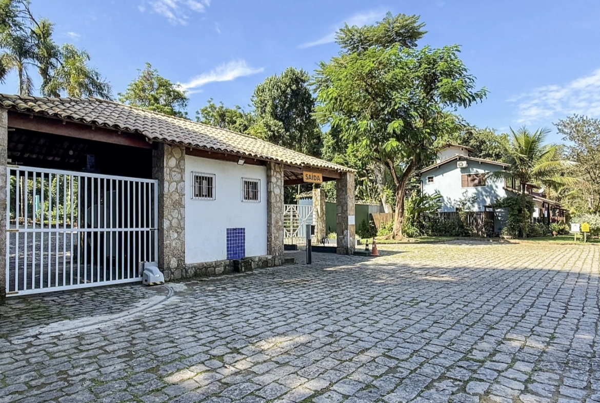 Fachada da casa em condomínio fechado em Paraty