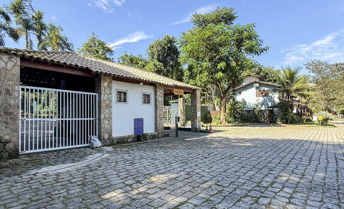 Fachada da casa em condomínio fechado em Paraty