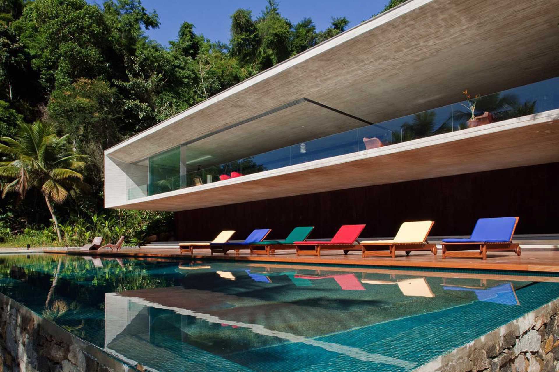 Arquitetura integrada à natureza em propriedade de Paraty