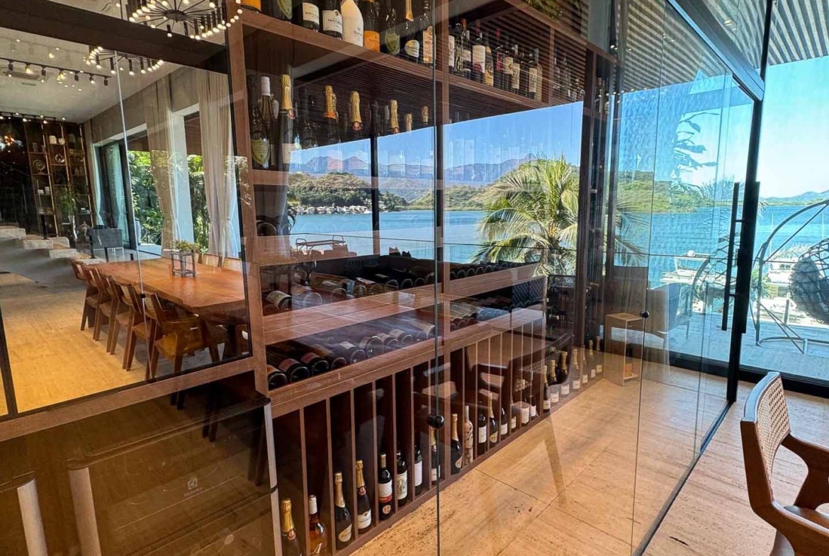 Área social ampla com vista para o mar