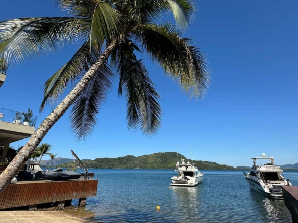 Casa moderna frente ao mar em Angra dos Reis