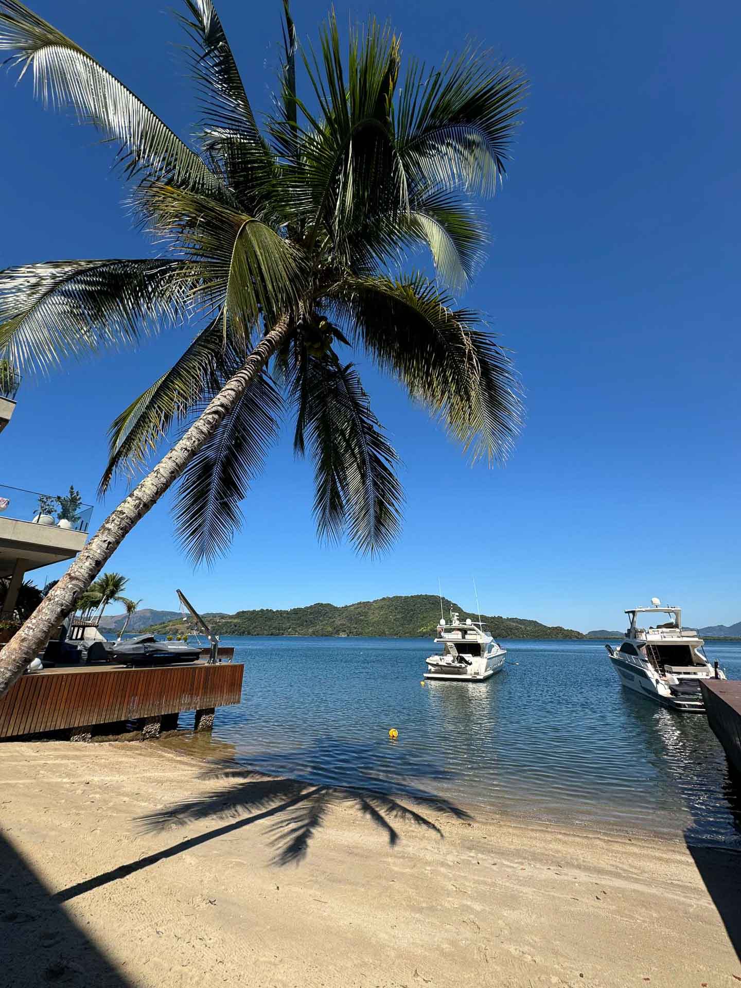 Casa moderna frente ao mar em Angra dos Reis