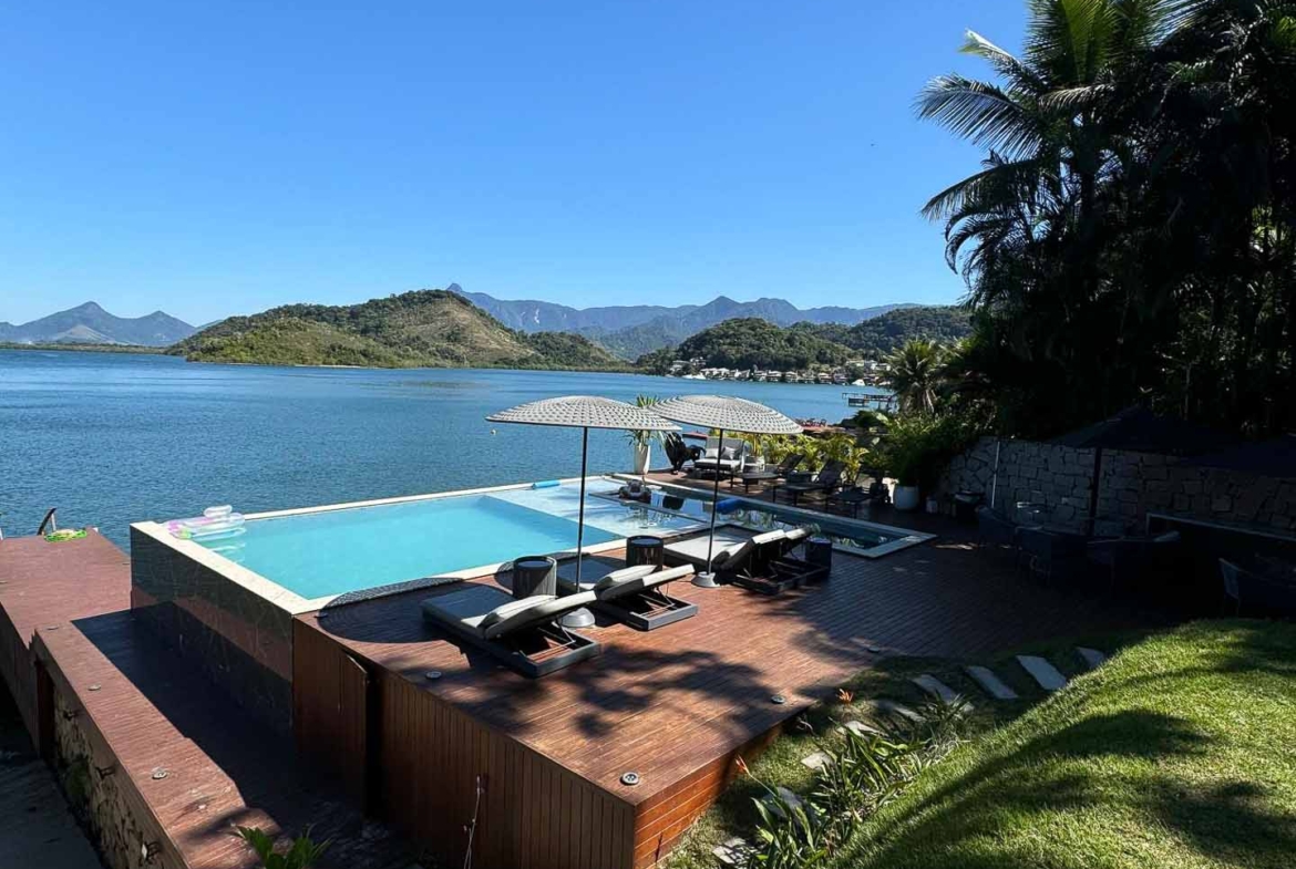 Piscina aquecida com hidromassagem frente ao mar