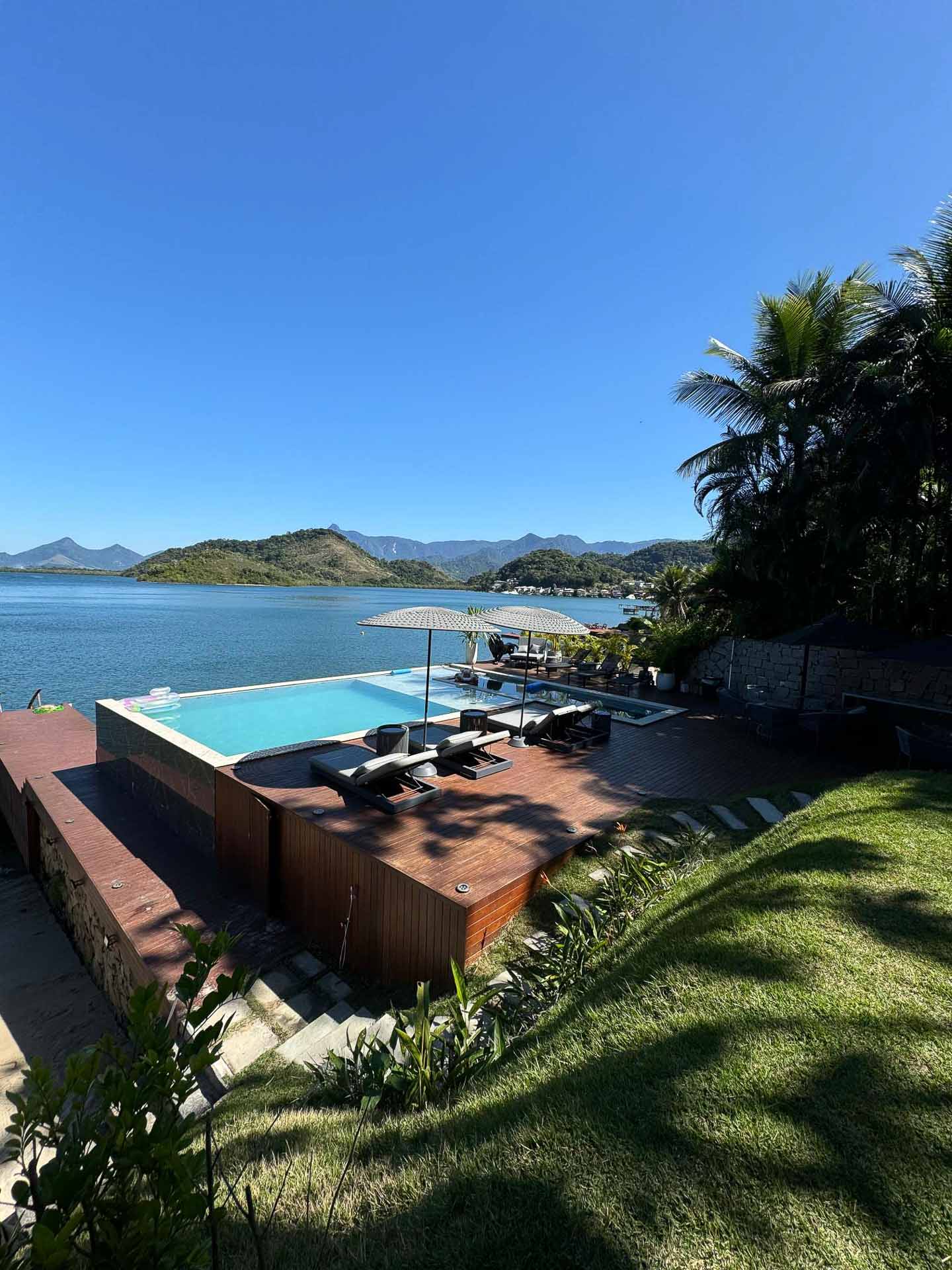 Piscina aquecida com hidromassagem frente ao mar