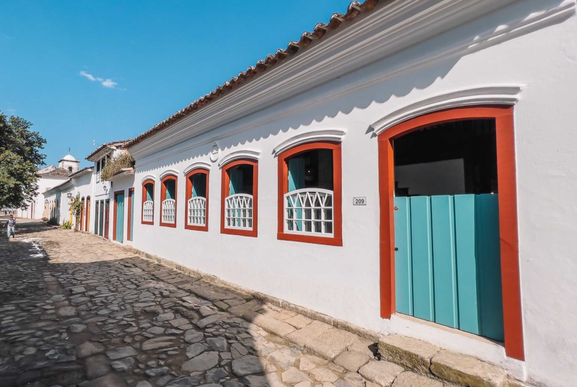 Fachada do imóvel histórico em rua tranquila de Paraty