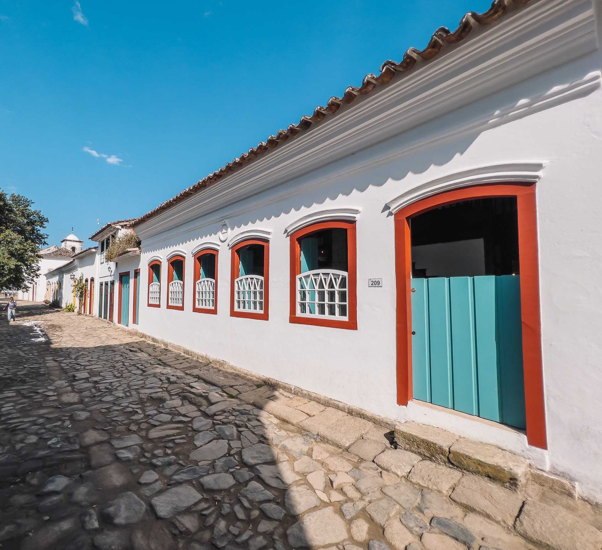Fachada do imóvel histórico em rua tranquila de Paraty