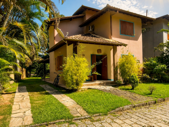 Casa riverside em Paraty com piscina voltada para o rio