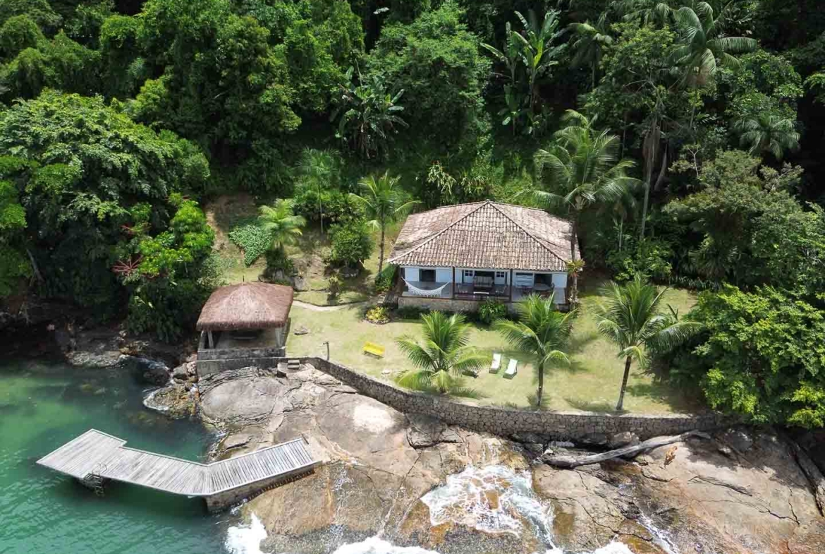Vista aérea da propriedade com mata preservada na Ilha do Araújo