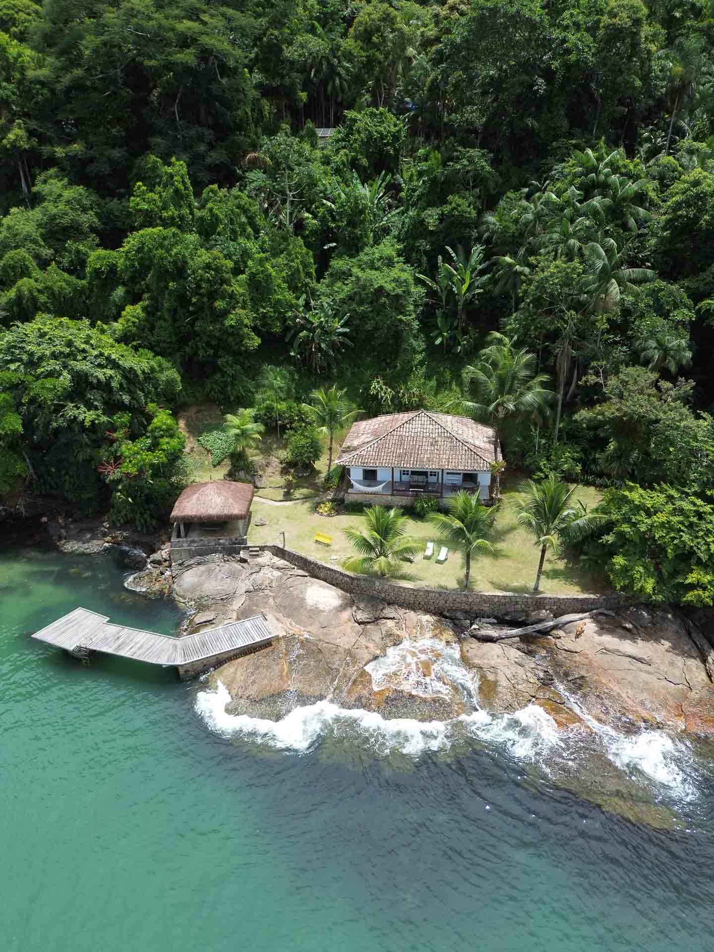 Vista aérea da propriedade com mata preservada na Ilha do Araújo