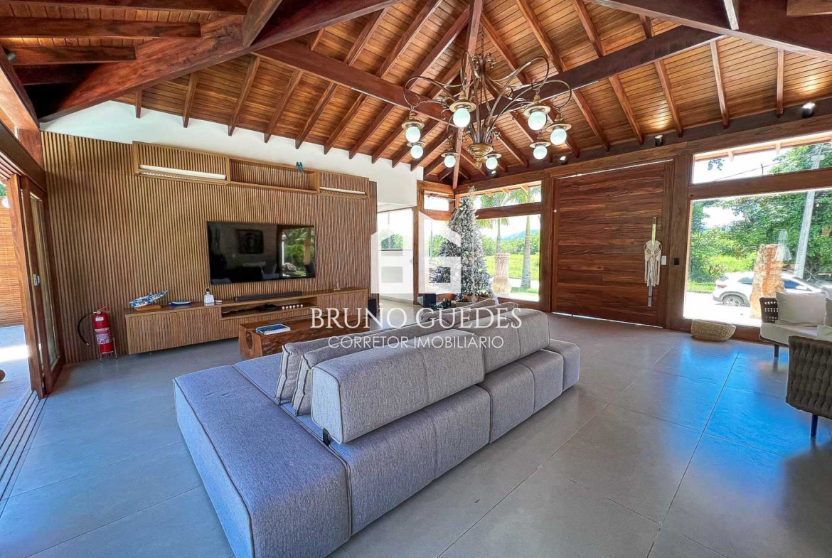 Sala de estar ampla da casa em Paraty
