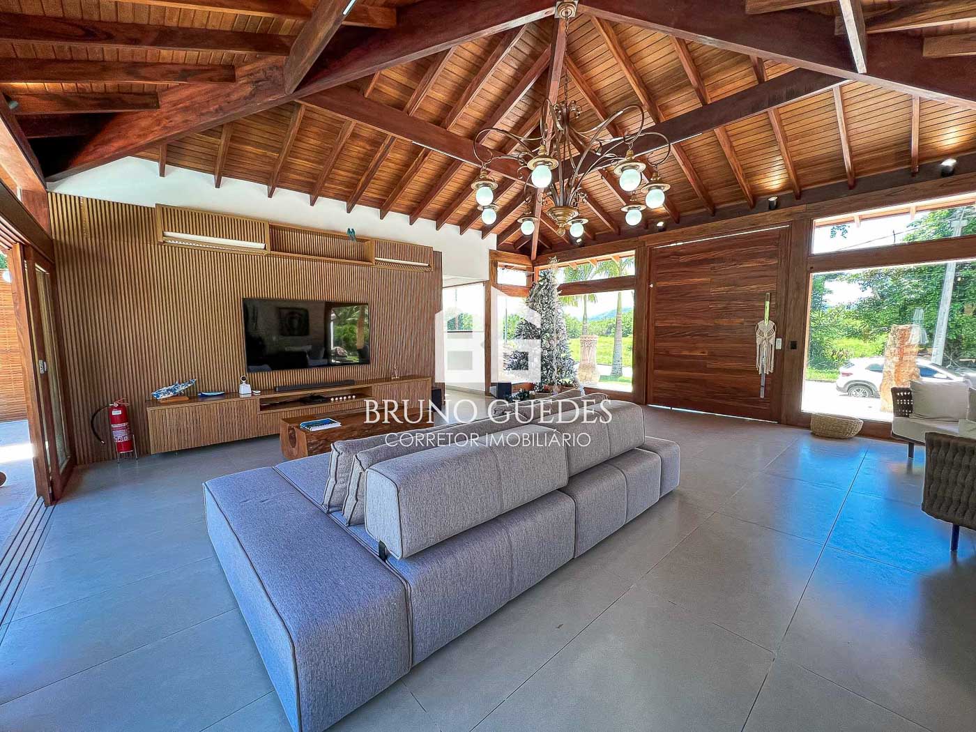 Sala de estar ampla da casa em Paraty