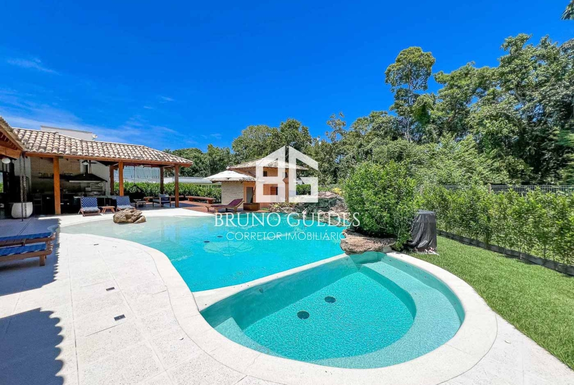 Piscina estilo praia com SPA em casa de Paraty