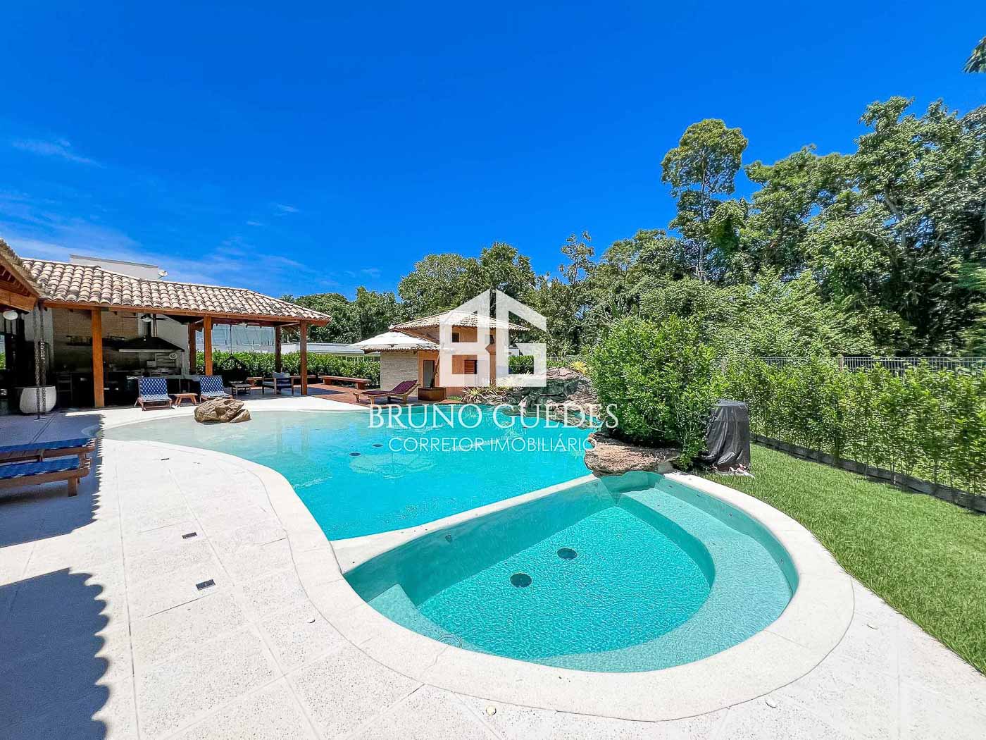 Piscina estilo praia com SPA em casa de Paraty