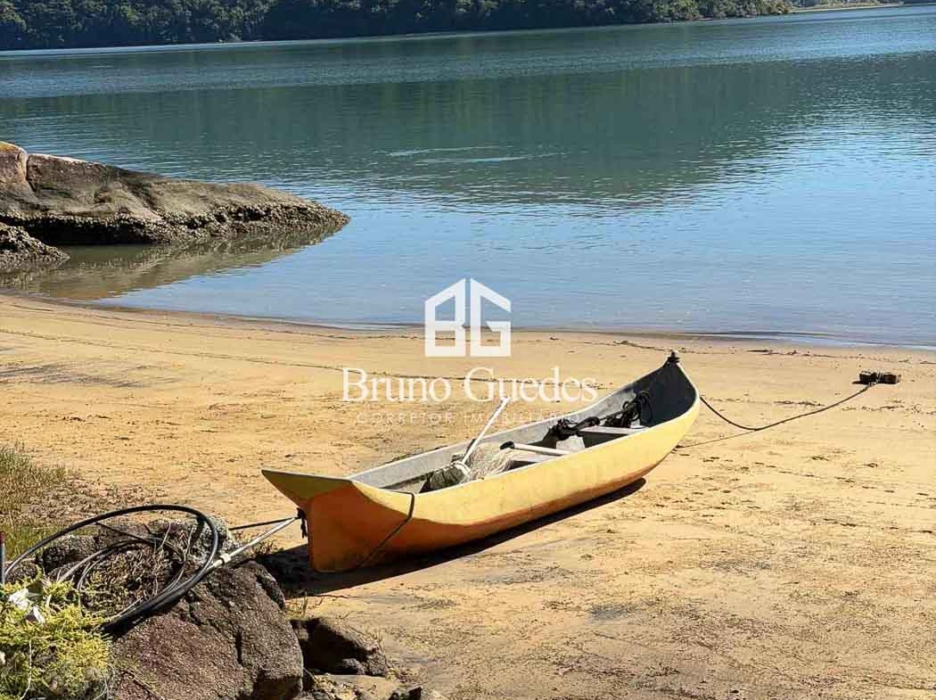 Extensa frente para o mar do sítio em Paraty