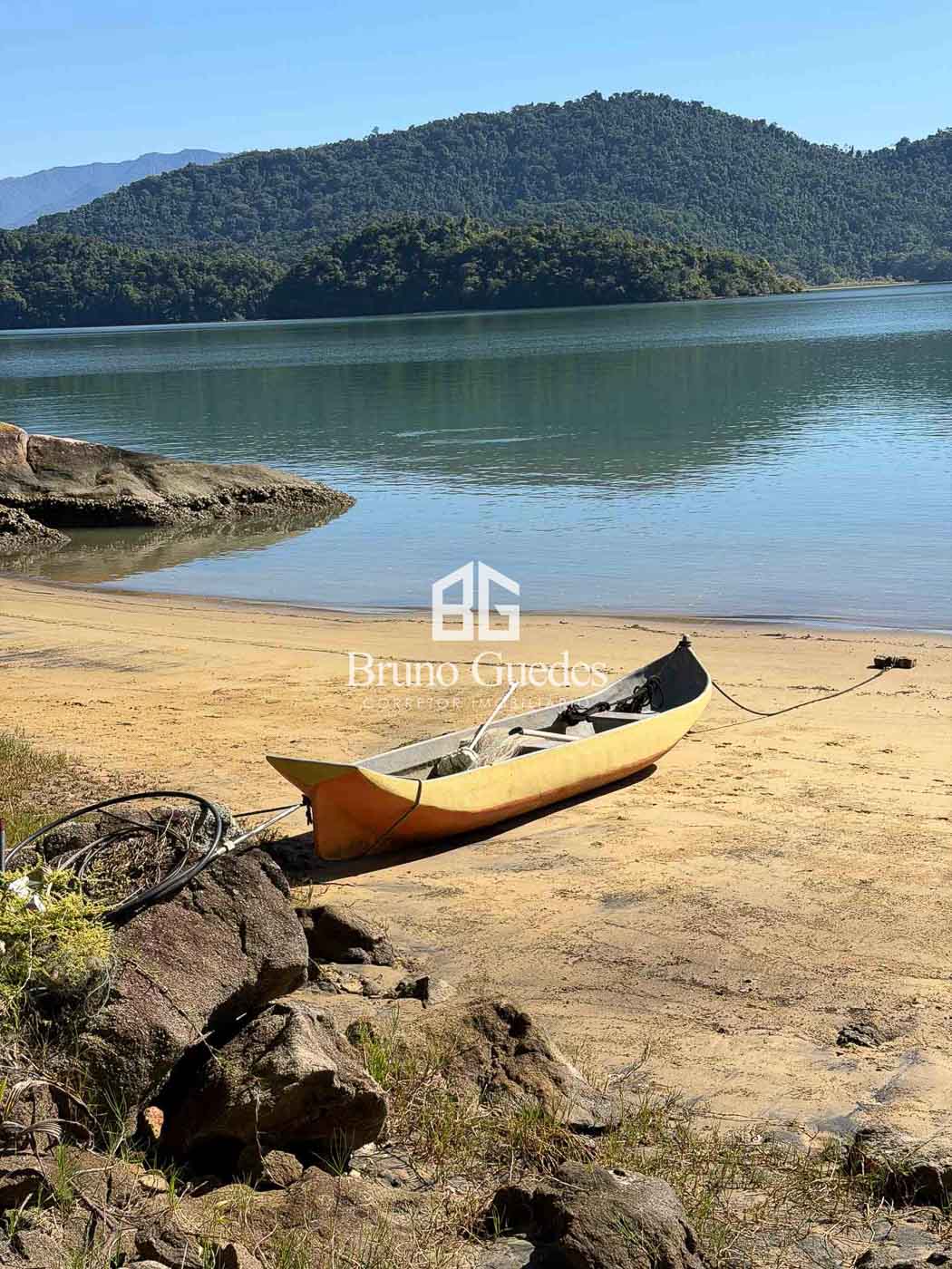 Extensa frente para o mar do sítio em Paraty