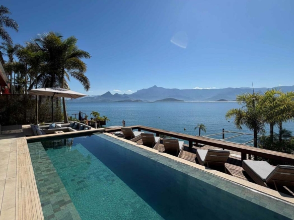 Piscina de borda infinita da residência em Angra