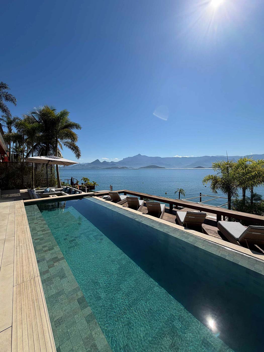 Piscina de borda infinita da residência em Angra