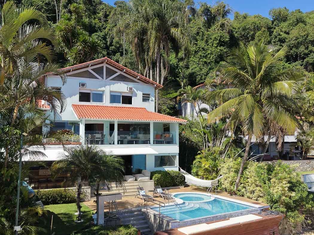 Varanda da casa voltada diretamente para a praia