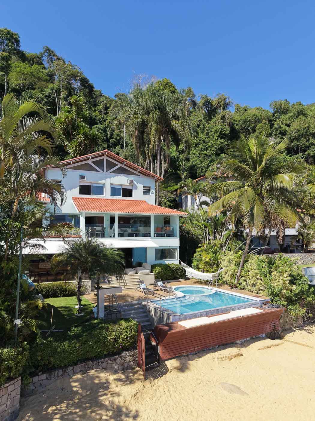 Varanda da casa voltada diretamente para a praia