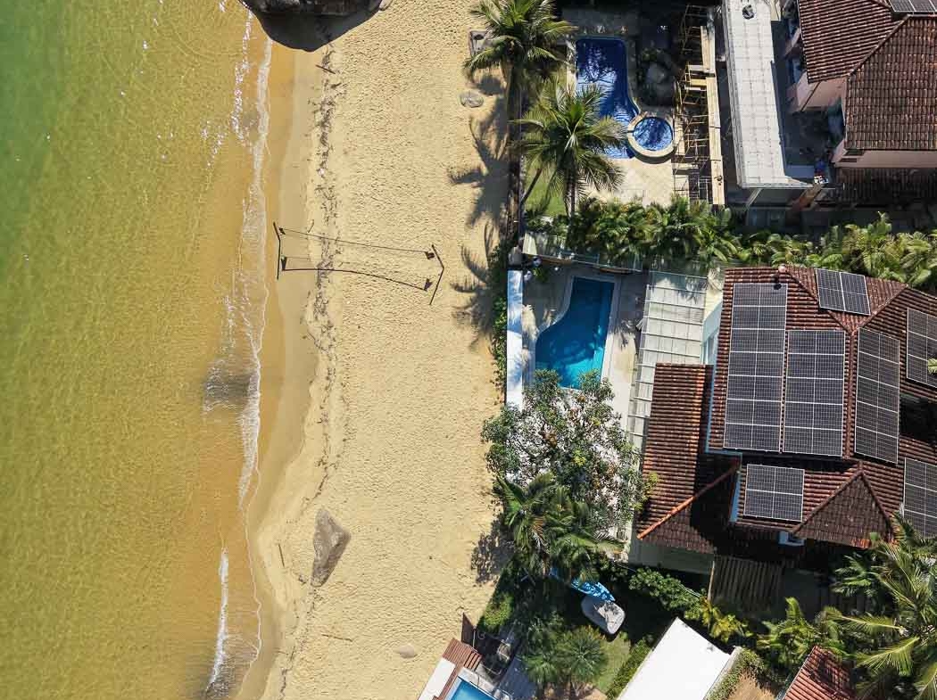 Praia em frente à residência no Villas do Tanguá