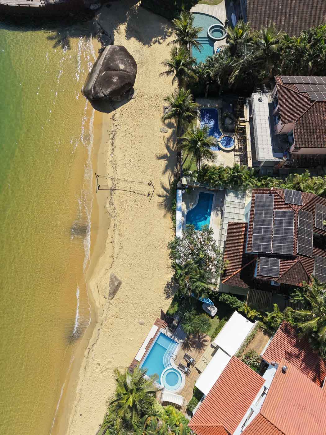 Praia em frente à residência no Villas do Tanguá