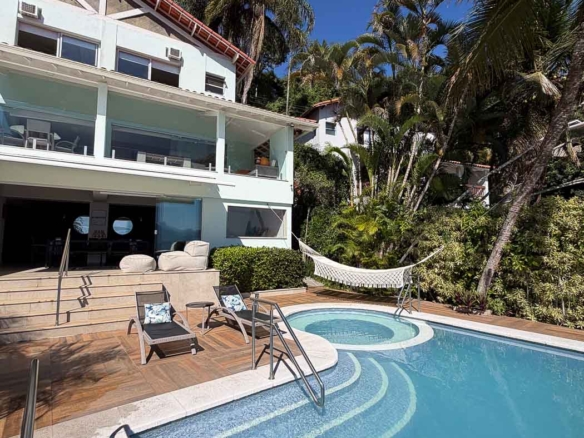 Casa pé na areia no Villas do Tanguá em Angra dos Reis