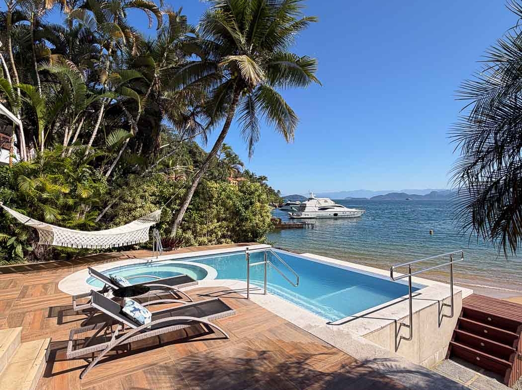 Piscina privativa da residência à beira-mar em Angra