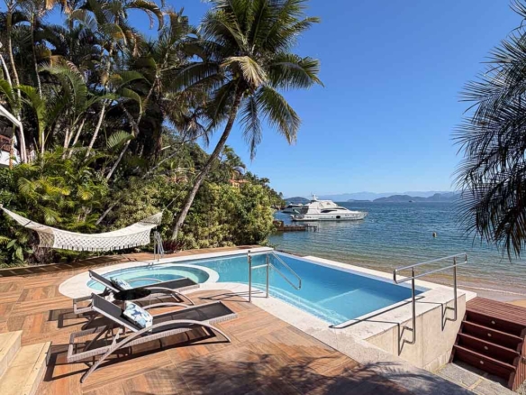 Piscina privativa da residência à beira-mar em Angra