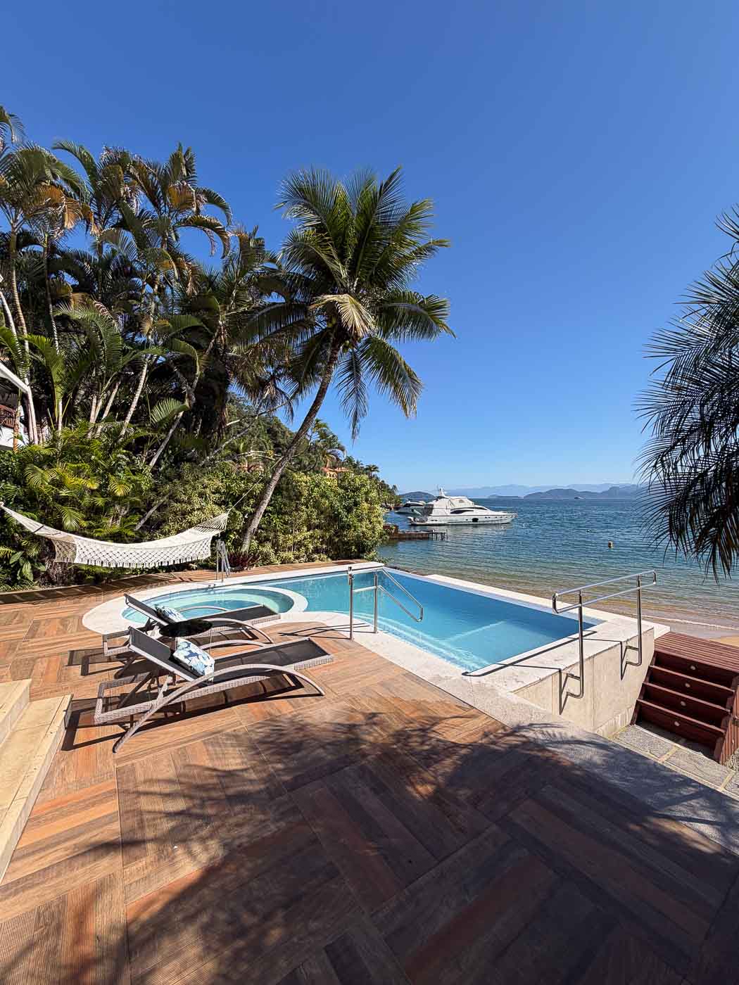 Piscina privativa da residência à beira-mar em Angra