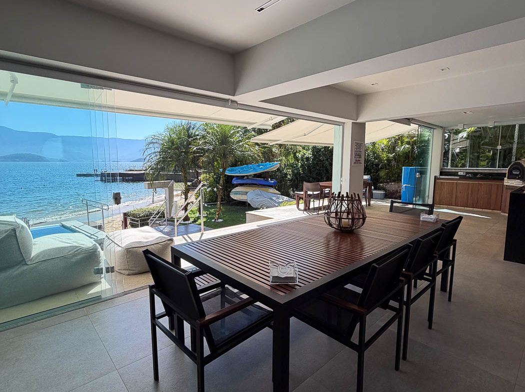 Espaço gourmet da casa pé na areia em Angra